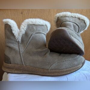 TAOS Cozy Tan Pull on Suede Ankle Boots with Fur Lining Size 8